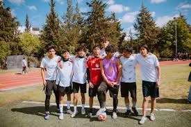 硬啊！巴特勒歪着身子强取2+1瞬间点燃全场